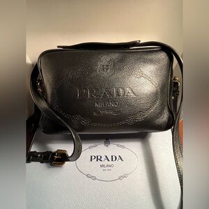 PRADA MILANO  (EMBOSSED LOGO) Glace calf Leather Black Shoulder Bag 🎩🎩🎩🎩🎩🎩